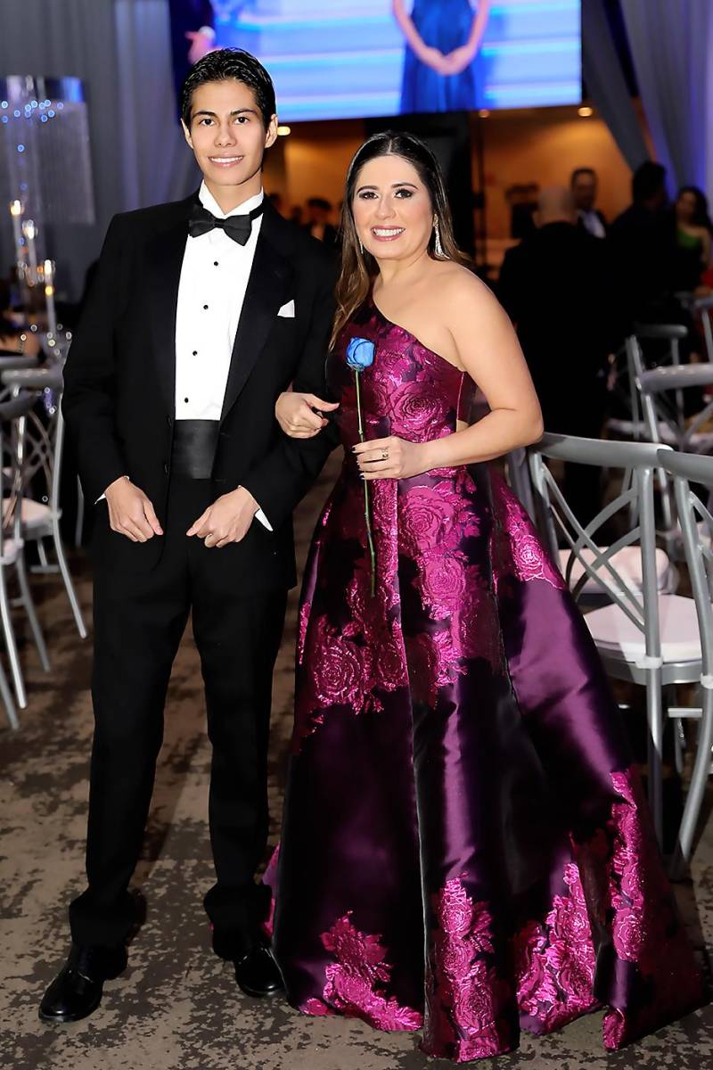 Carlos José Peralta Villacorta con su su madre Paula Villacorta