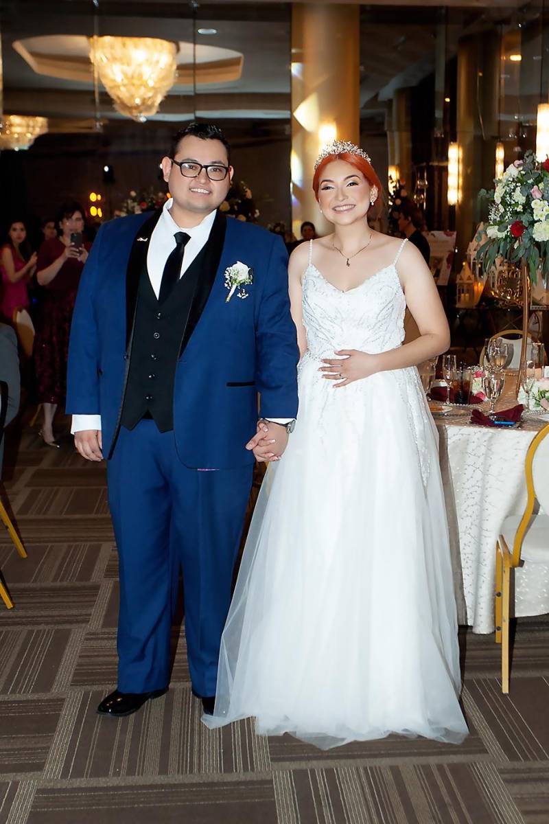 Douglas Flores y Annie Rivera al momento de ingresar al salón para disfrutar de la elegante recepción.