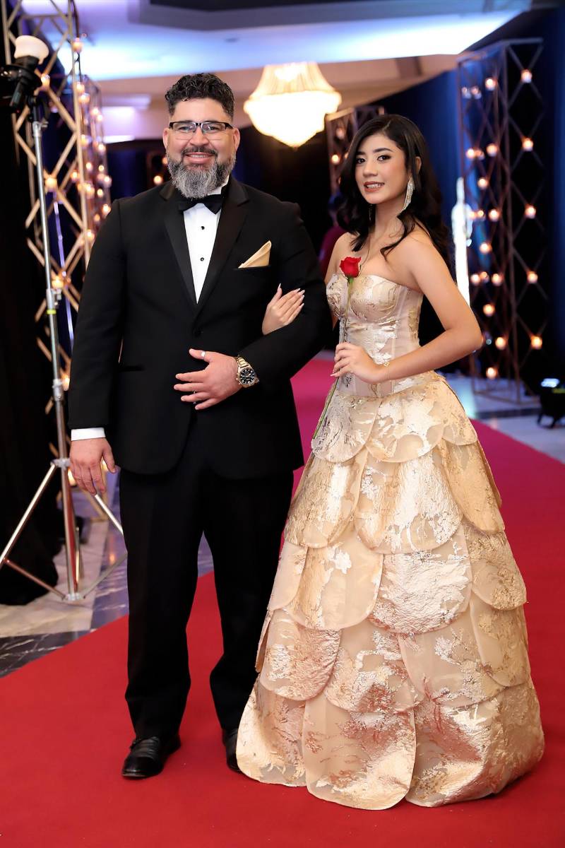 Desfile padres e hijos de la prom 2025 del Instituto San José del Carmen