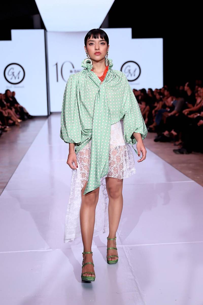 Matamala no teme arriesgarse y combinar diversas texturas y patrones. La moda es un juego, y ella lo sabe. Mini skirt de encaje con cola y top de mangas puffed en delicados polka dots