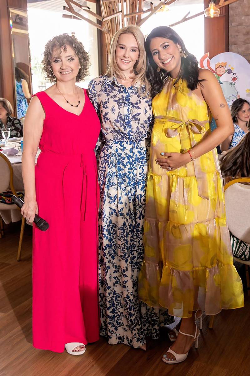 Patricia de Funes, Andrea Valenzuela y Anna de Funes.