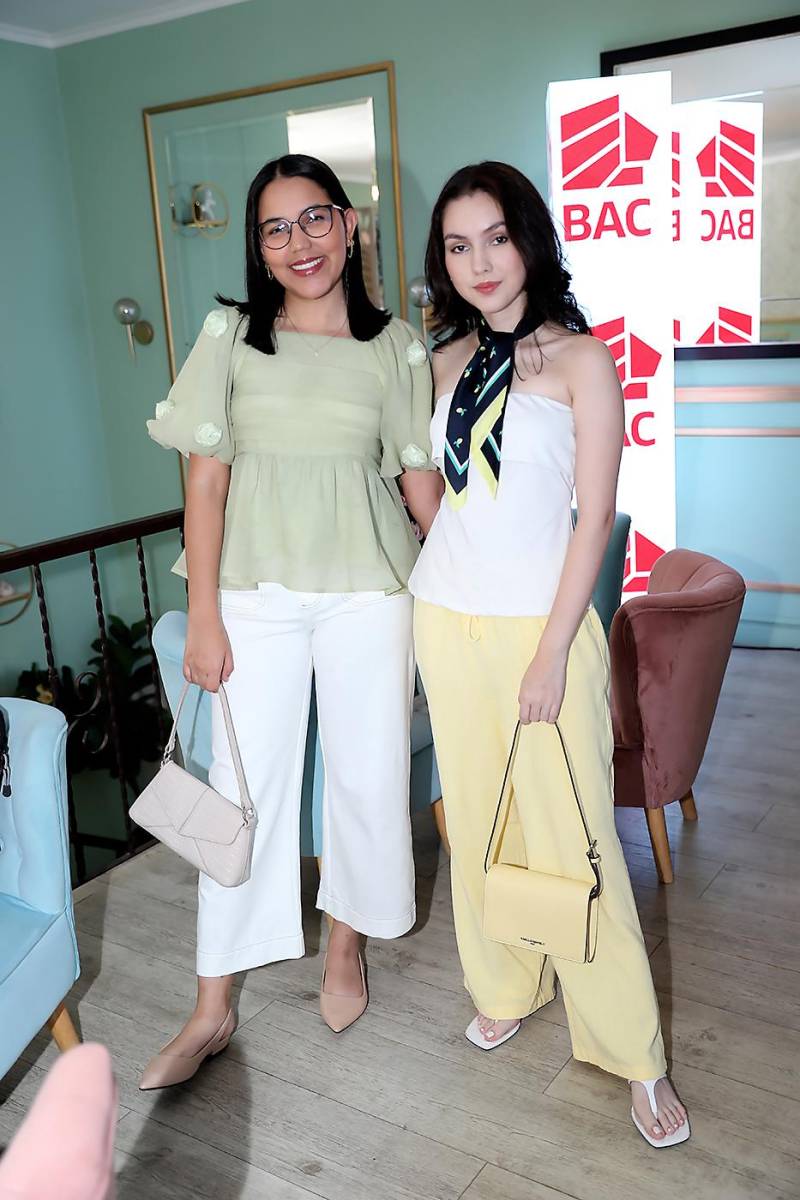 Gloria Godoy y Dariela Fernández.