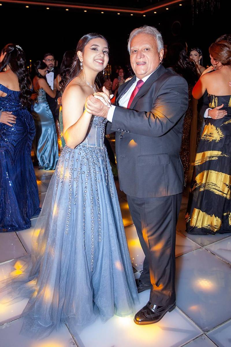 Natalia Sofía Aguilar y su abuelo Enrique Bueso.