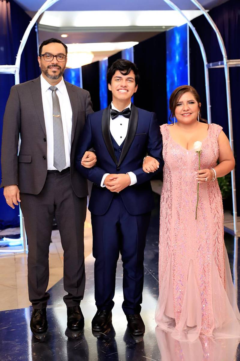 Eduardo Flores, Carlos Flores y Ely Santos.