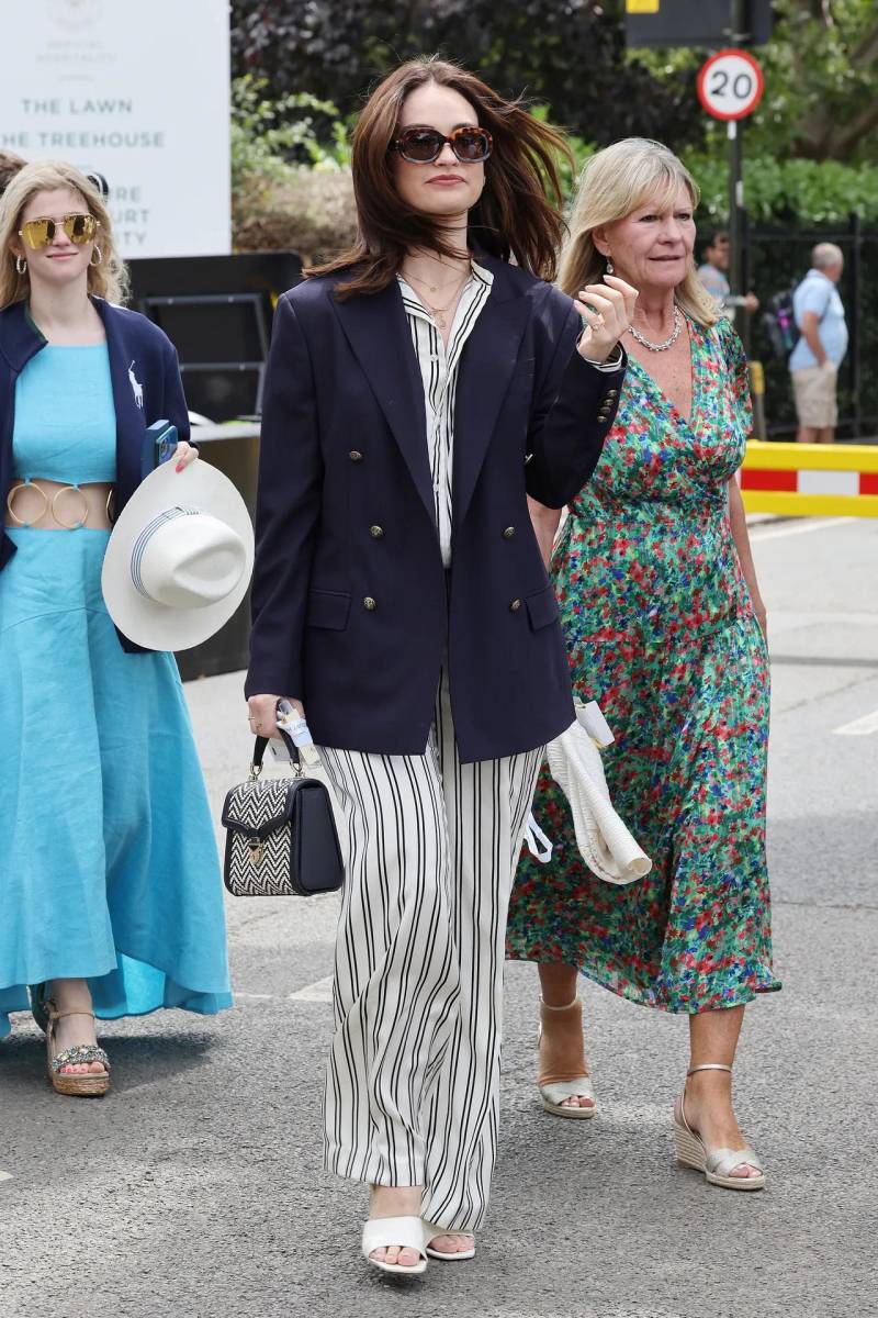 A rayas con un blazer marinero llegó Lily James
