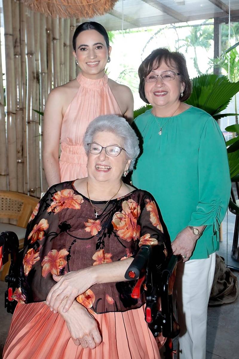 Camille Hawit con sus abuelas Cristina Hawit y Blanca Canahuati.