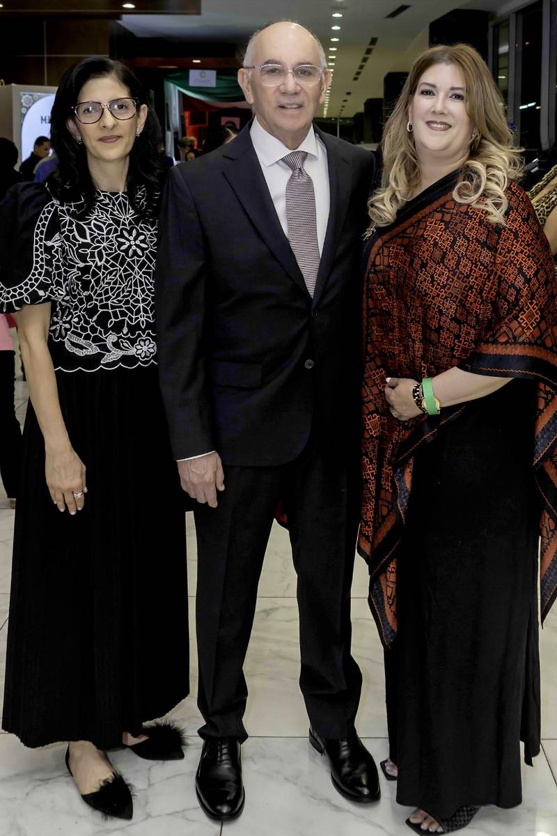 Patricia Jaar con Carlos y Giselle Downing de Paz. 