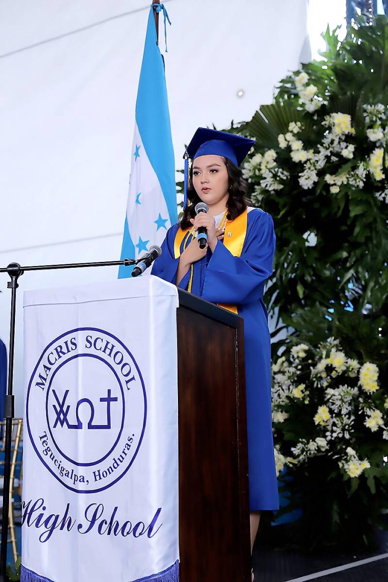 Camila Rodríguez interpretó los himnos de Honduras y Estados Unidos
