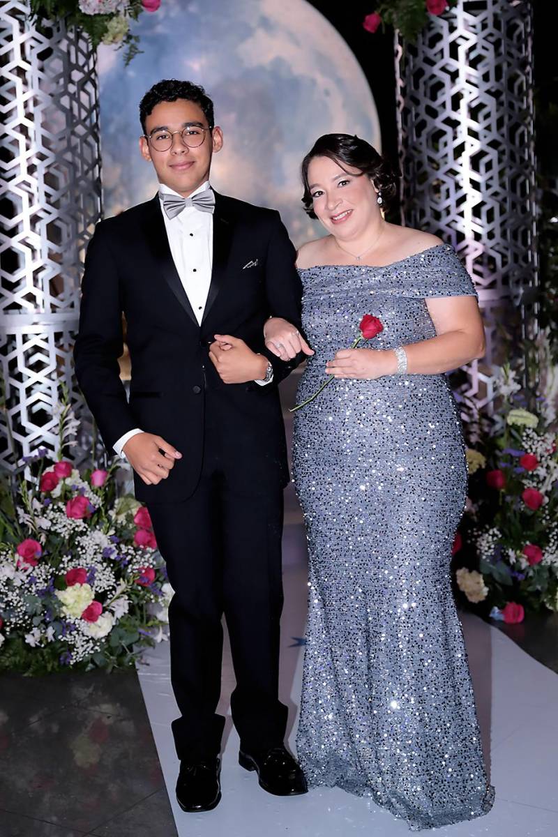 Desfile padres e hijos de la prom 2024 del Instituto San José del Carmen