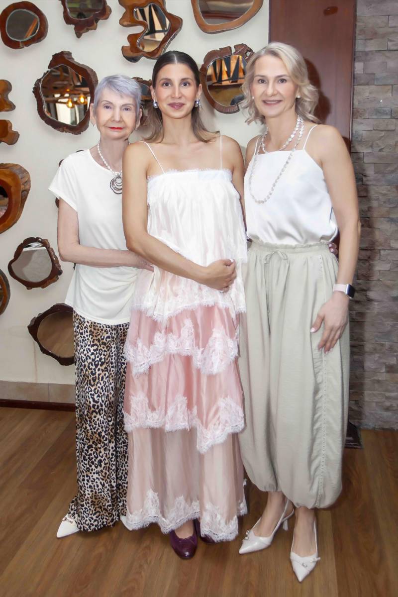 Susana Mainardi y su nieta Andrea Mainardi de Sadrzadeh y CarlaMainardi de Irías.
