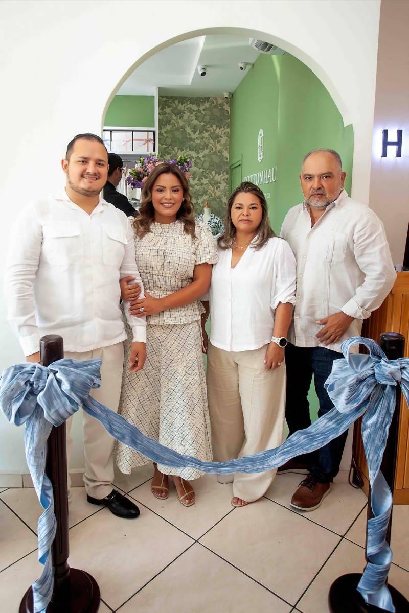 Bayron Santos y Daniela Pinto, con Zoila Chinchilla y Alfonso Pinto.