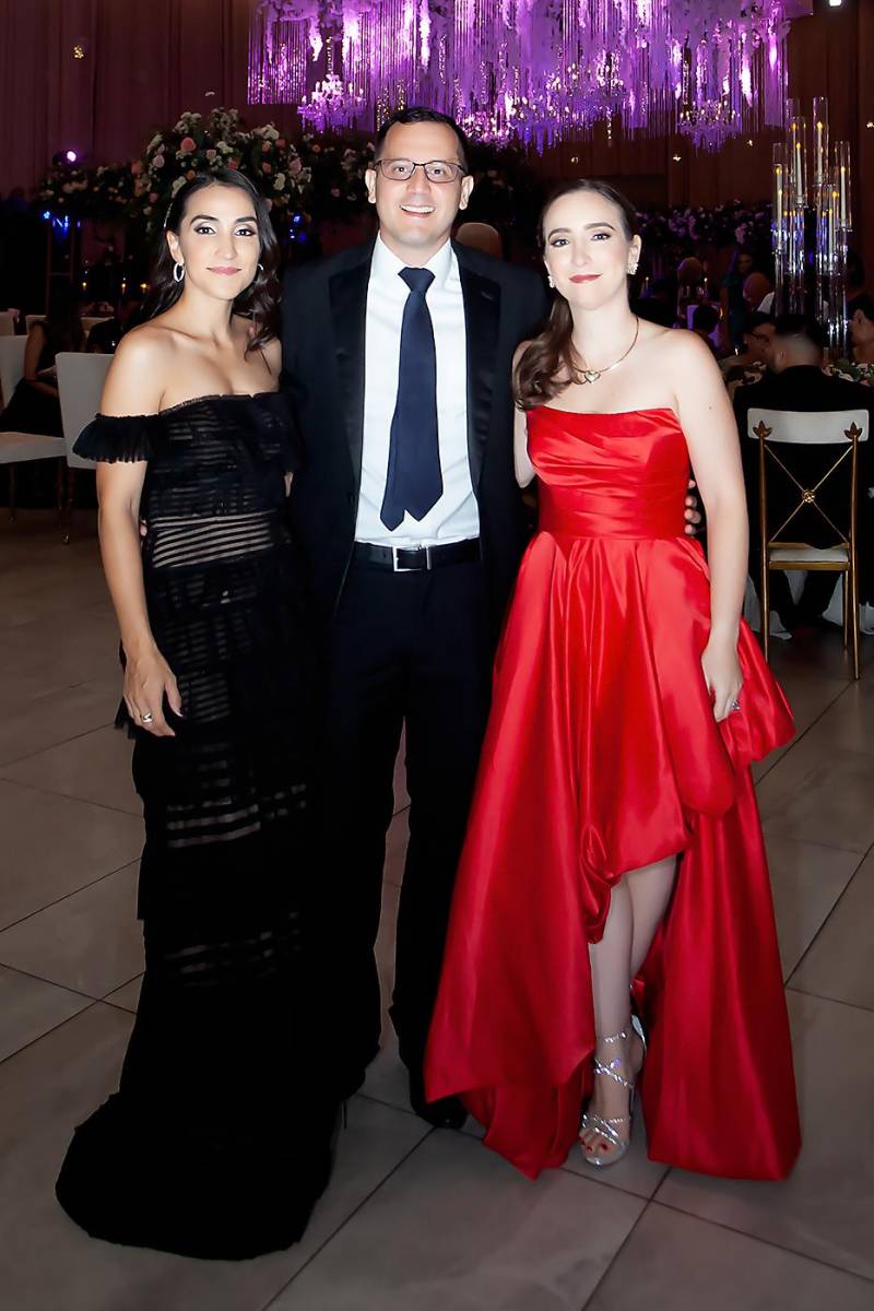 Audrey y Javier Batres con Francys Barket.