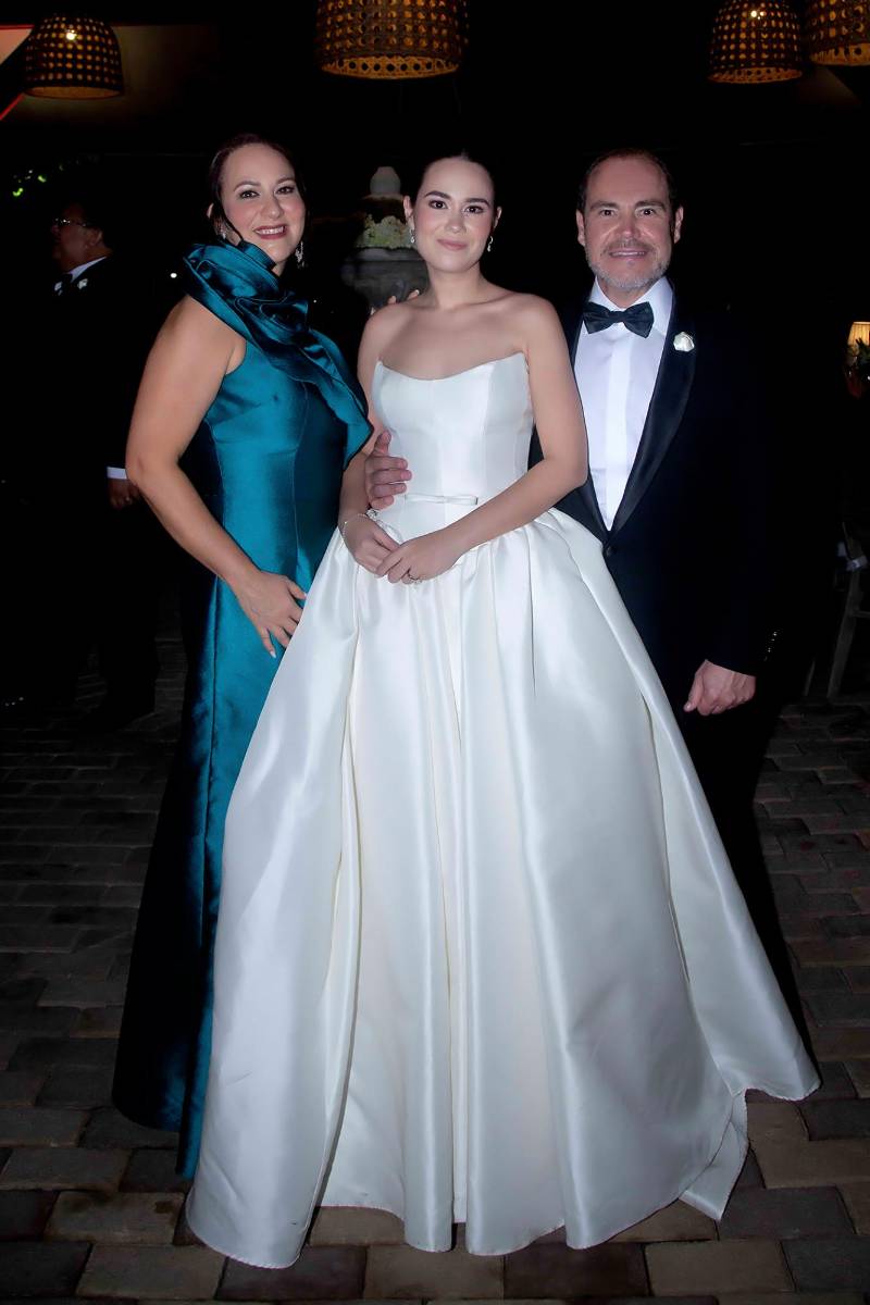 Juliana Fernández con sus padres Stephanie Marinakys y Julio Fernández.