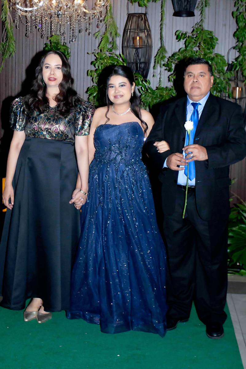  Valeria Martínez con su padre Wilfredo Martinez y Marinela Ferrera. 