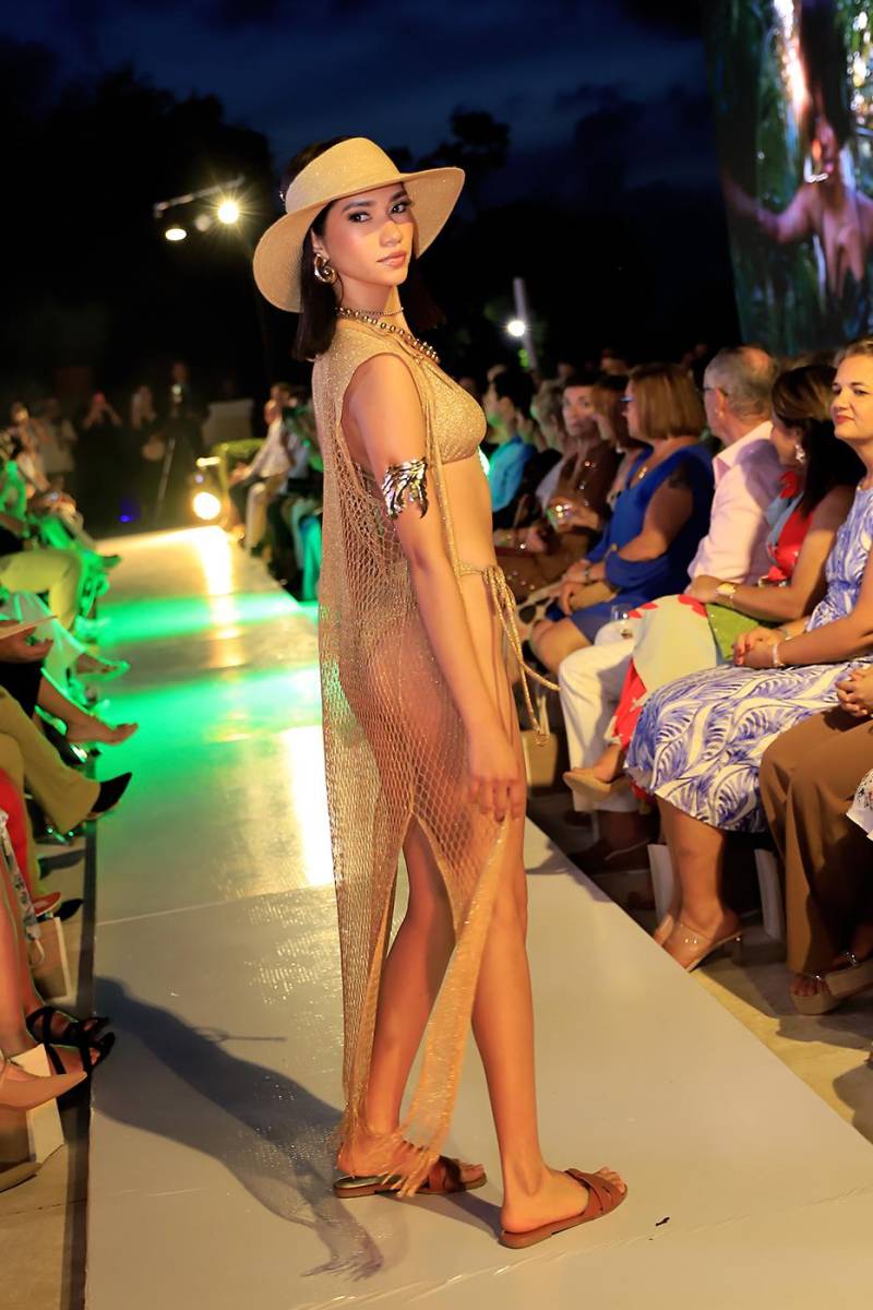 La pasarela de Roatán Vibes Boutique en el Roatán Fashion Show 2025