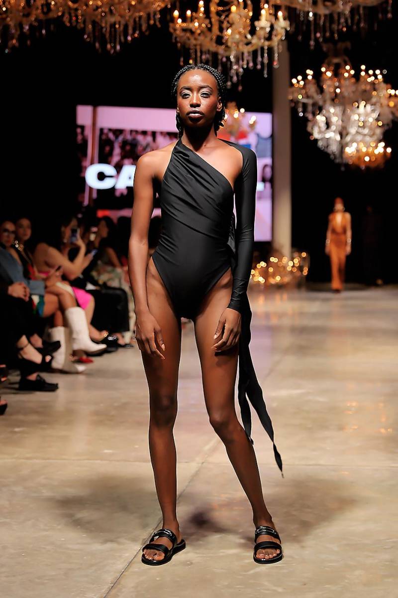 <b>La Cuaima. </b>One-sleeved bodysuit confeccionado en jersey que envuelve la silueta en delicados drapeados y captura la esencia minimalista de la firma fundada por la venezolana Carmela Osorio Lugo y la española Inés Sainz.