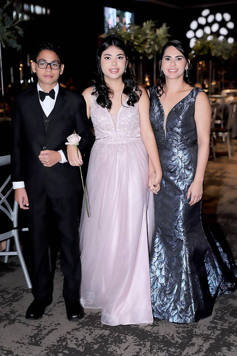 Francisco, Elisa Godoy y Karisa Cueva.