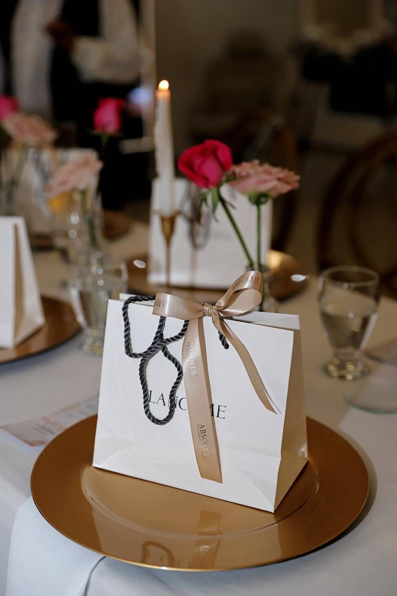 En sus puestos de mesa, las invitadas encontraron gift bags by Lancome
