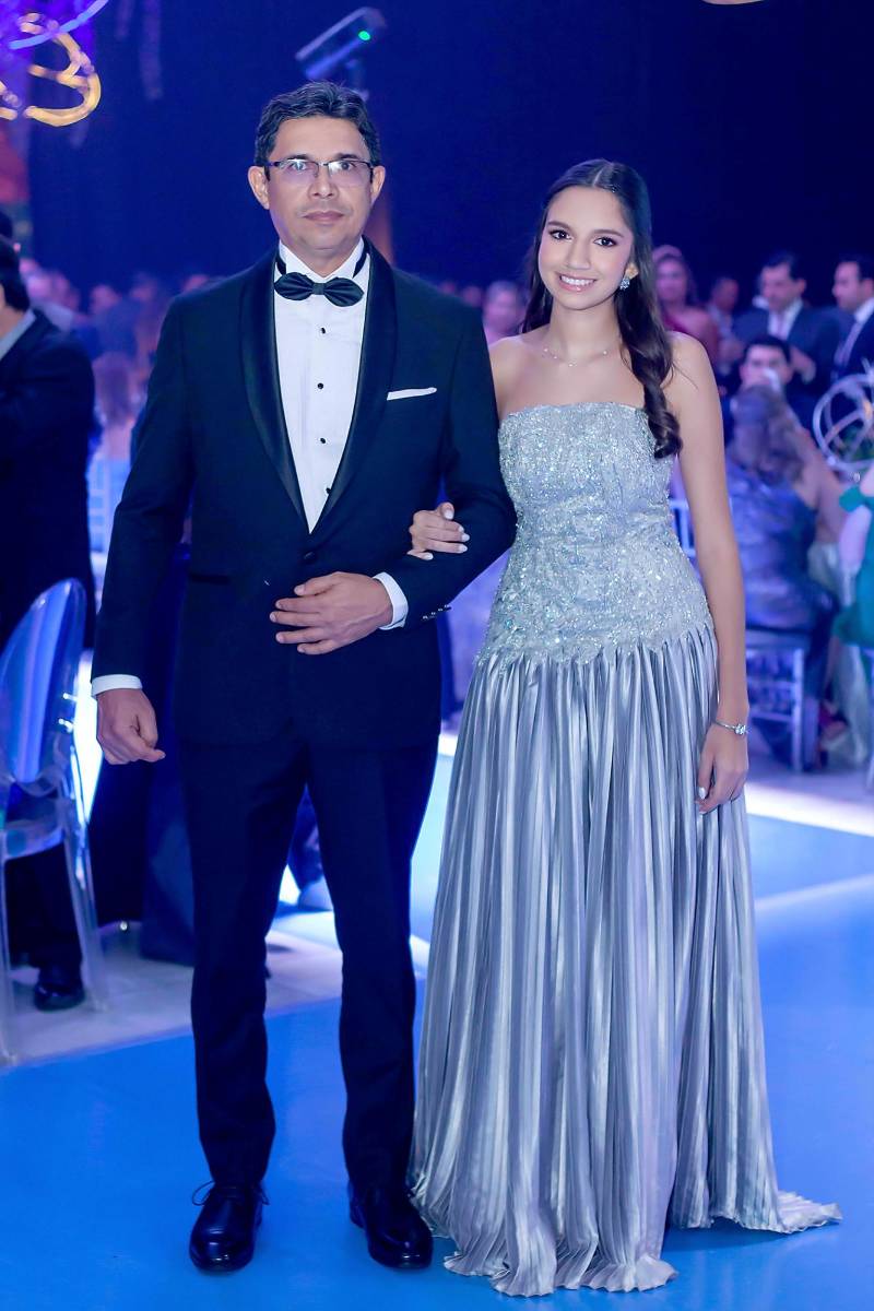 Desfile de Padres e Hijos en la gala de graduación de la Escuela Internacional Sampedrana 2026
