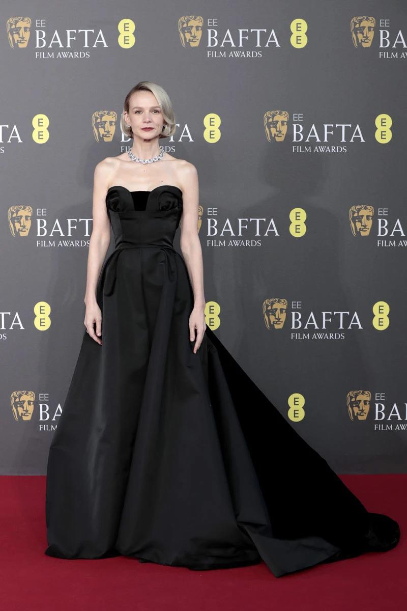 Carey Mulligan, con un favorecedor modelo clásico de Dior, de escote palabra de honor y falda con vuelo.