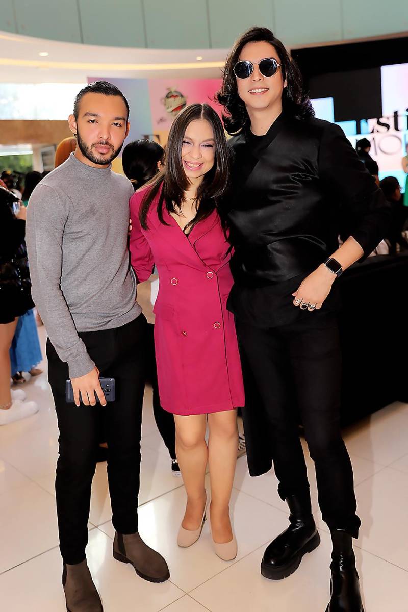 Axel Vásquez, Alejandra Cáceres y Derek Kattan 