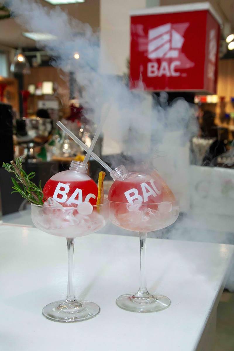 Bebidas con detalles de la marca BAC