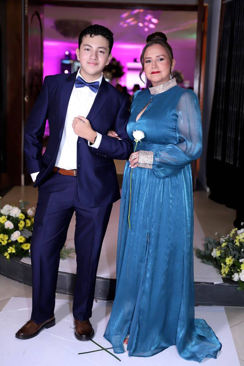 Desfile padres e hijos de la prom 2025 del Instituto San Miguel