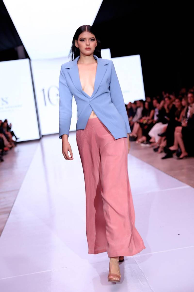 Una combinación que nos lleva directo a los corales, con pantalones palazzo y blazer de hombros pronunciados, corte holgado y transversal<b>. </b>¡Un must del verano 2026!