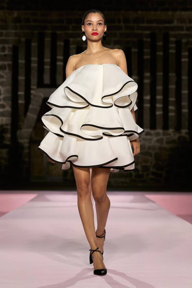 Carolina Herrera presenta su colección Resort 2025 en México