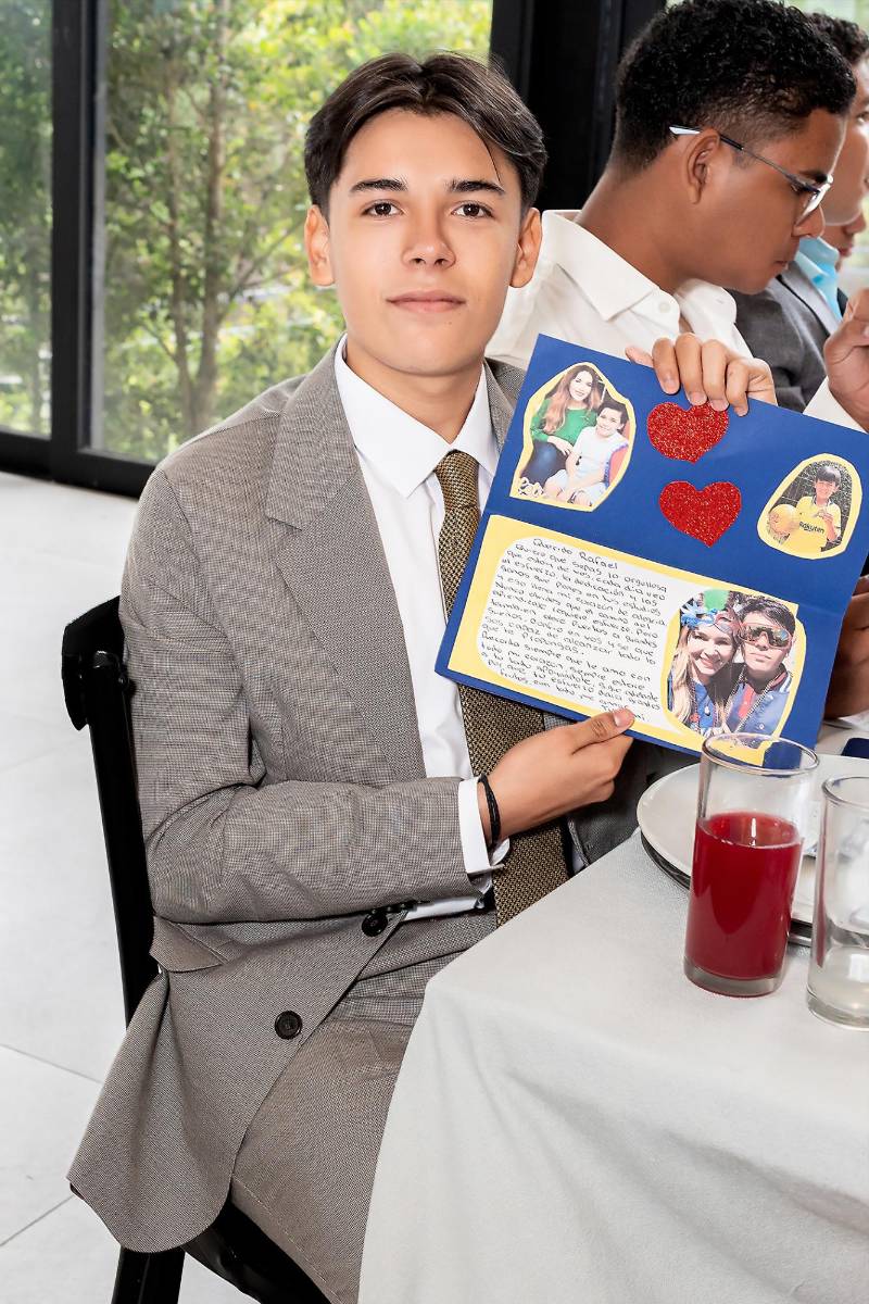 Uno de los momentos más conmovedores fue cuando cada estudiante recibió una tarjeta escrita por sus padres, en la que recordaban con cariño su primer día de clases y les expresaban mensajes de amor, orgullo y buenos deseos