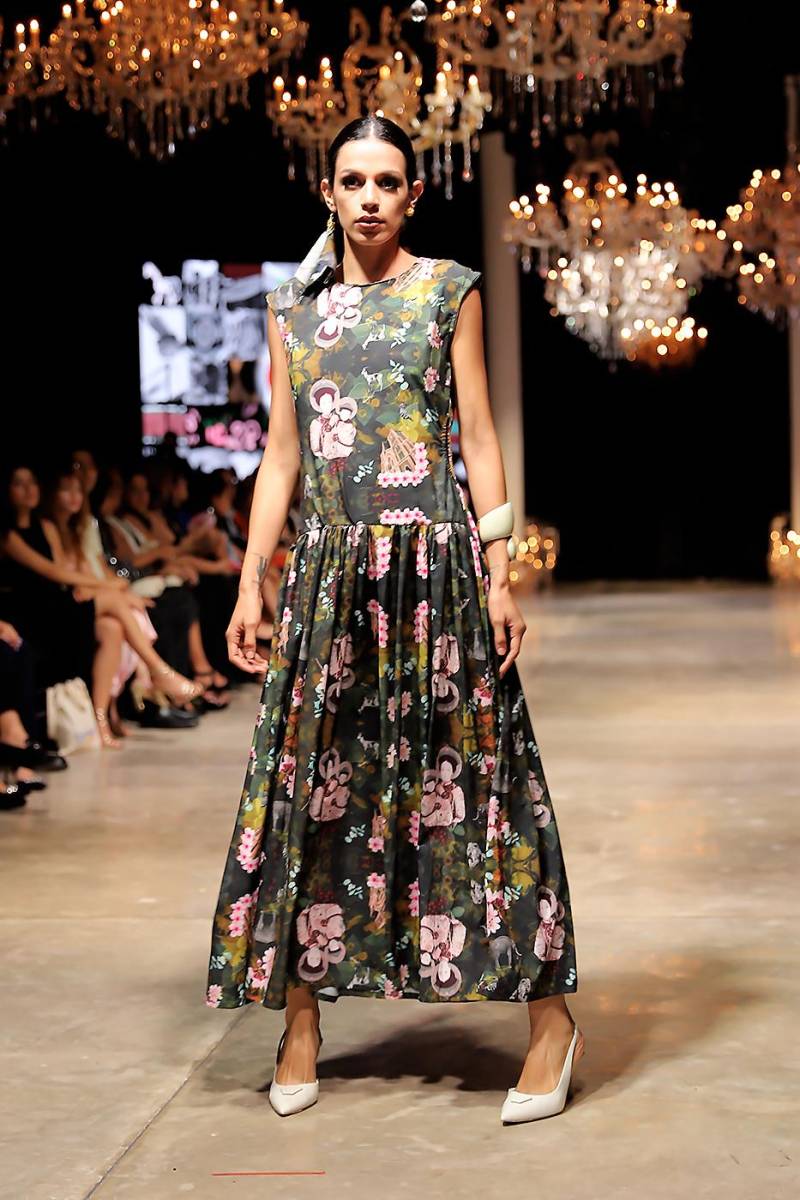Vestido campesino con prints de estampas religiosas