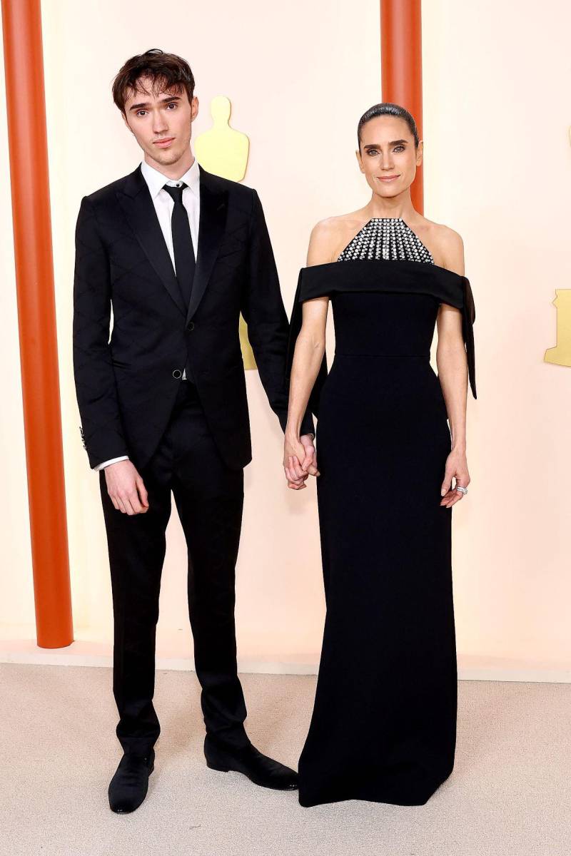 Jennifer Connelly lució un diseño de Louis Vuitton, a tono con el black suit de su hijo Stellan de 19 años