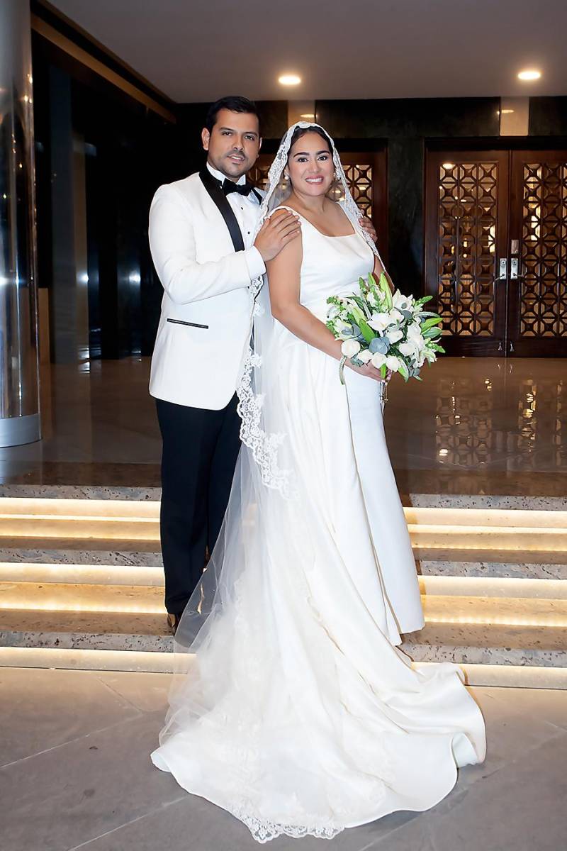 David Canahuati y Fabiola Ventura sellaron su unión en la Iglesia María Reina del Mundo, en una emotiva ceremonia oficiada por el padre Daniel Fernández. Familiares y amigos fueron testigos de este momento especial. Tras el esperado “sí, acepto”, los recién casados e invitados se trasladaron al Club Hondureño Árabe, donde el salón Palestina se convirtió en el escenario de una recepción mágica y romántica.