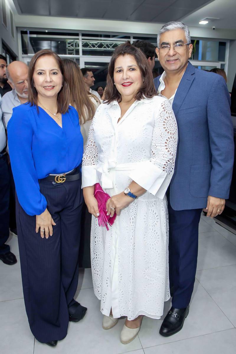 Sandra Matta con Mariela y Fidel Illescas.