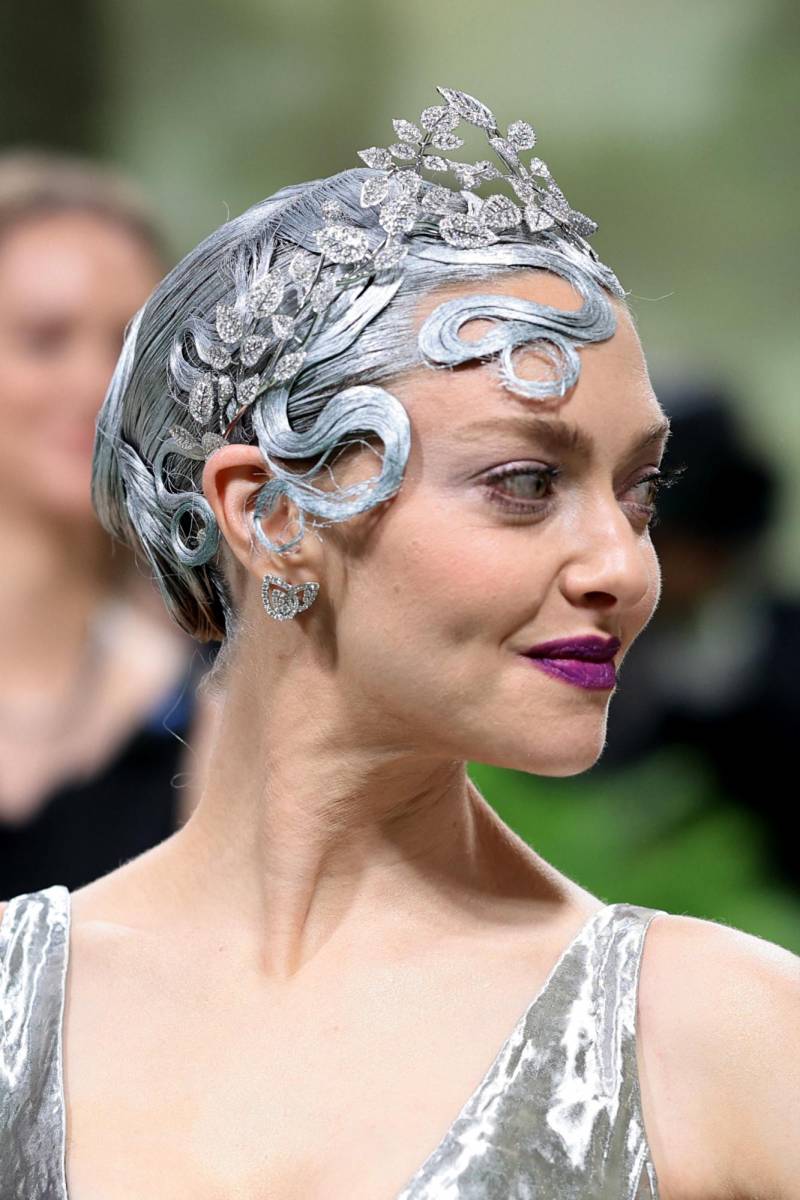  Amanda Seyfried se tiñó el cabello de plateado, a tono con la tiara <i>Mélodie Nacrée</i> y los pendientes <i>Joséphine Duo Eternel</i> de Chaumet