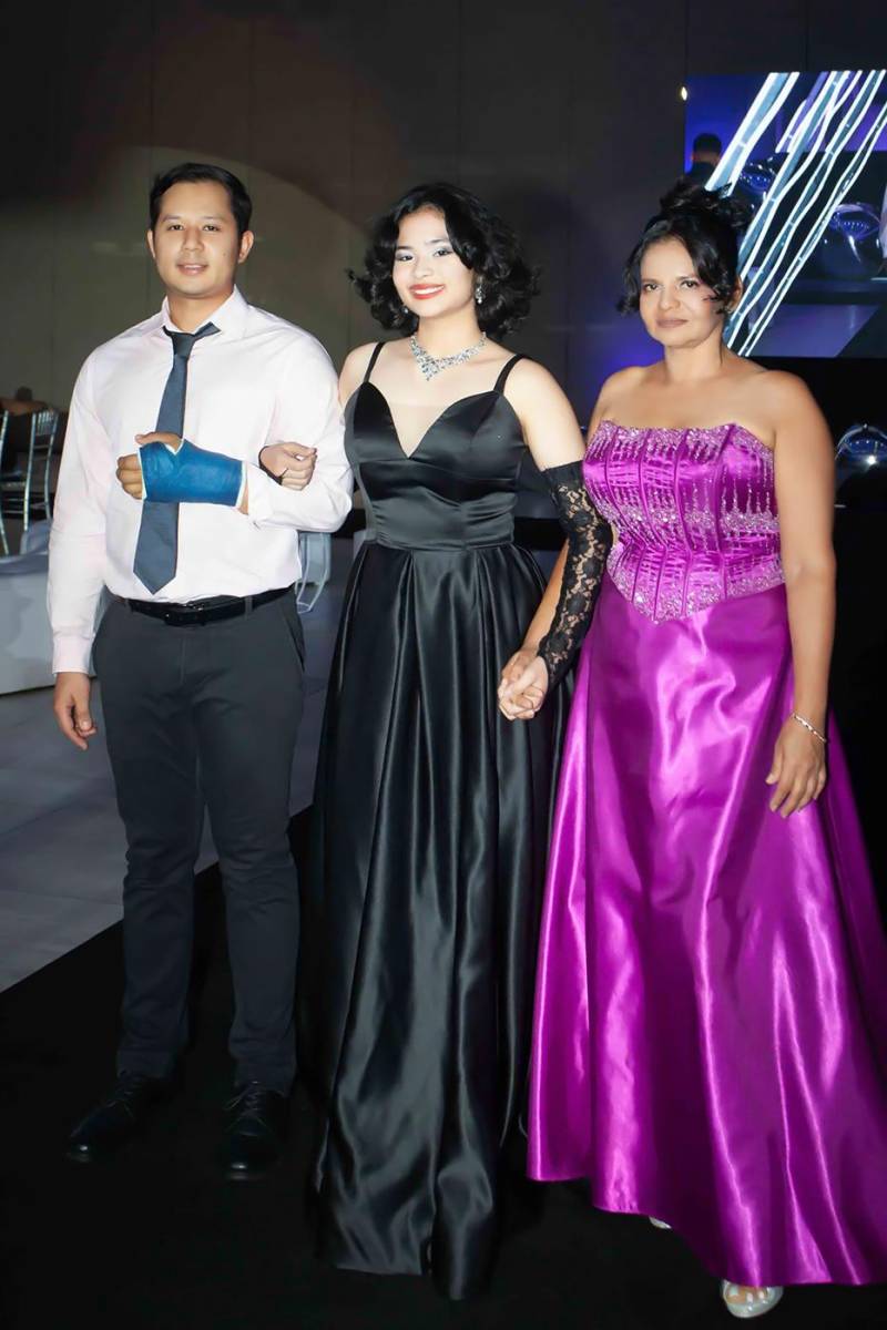 Chung un Yum con su hermano y su madre Audina Hernández.