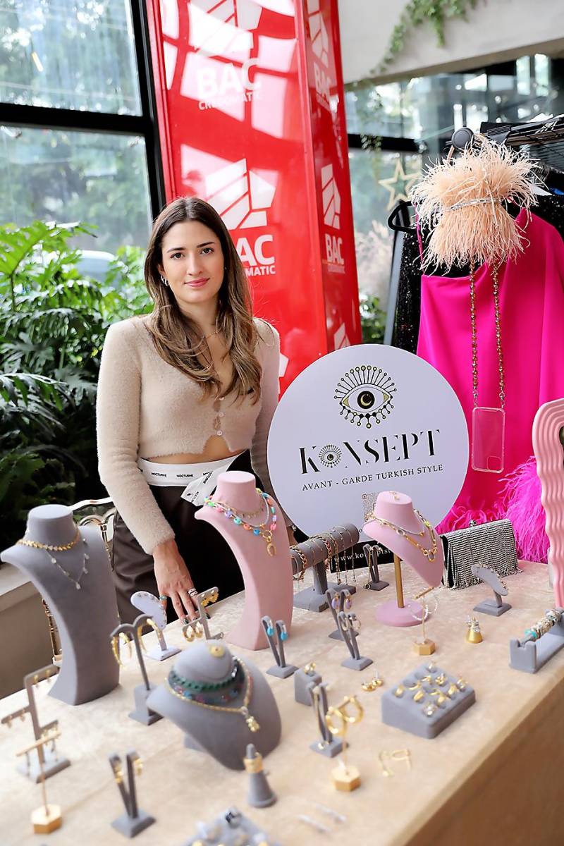 Karla Toledo con los diseños de Konsept, una lifestyle brand inspirada en el diseño, cultura y la moda turca