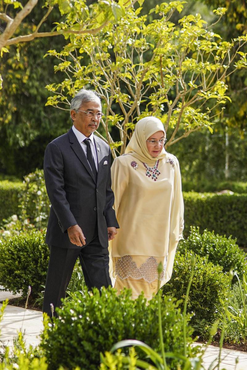 El rey de Malasia, el sultan Ahmad Shah y su esposa Tunku Aziza (Photo by Jordanian Royal Palace / AFP) 