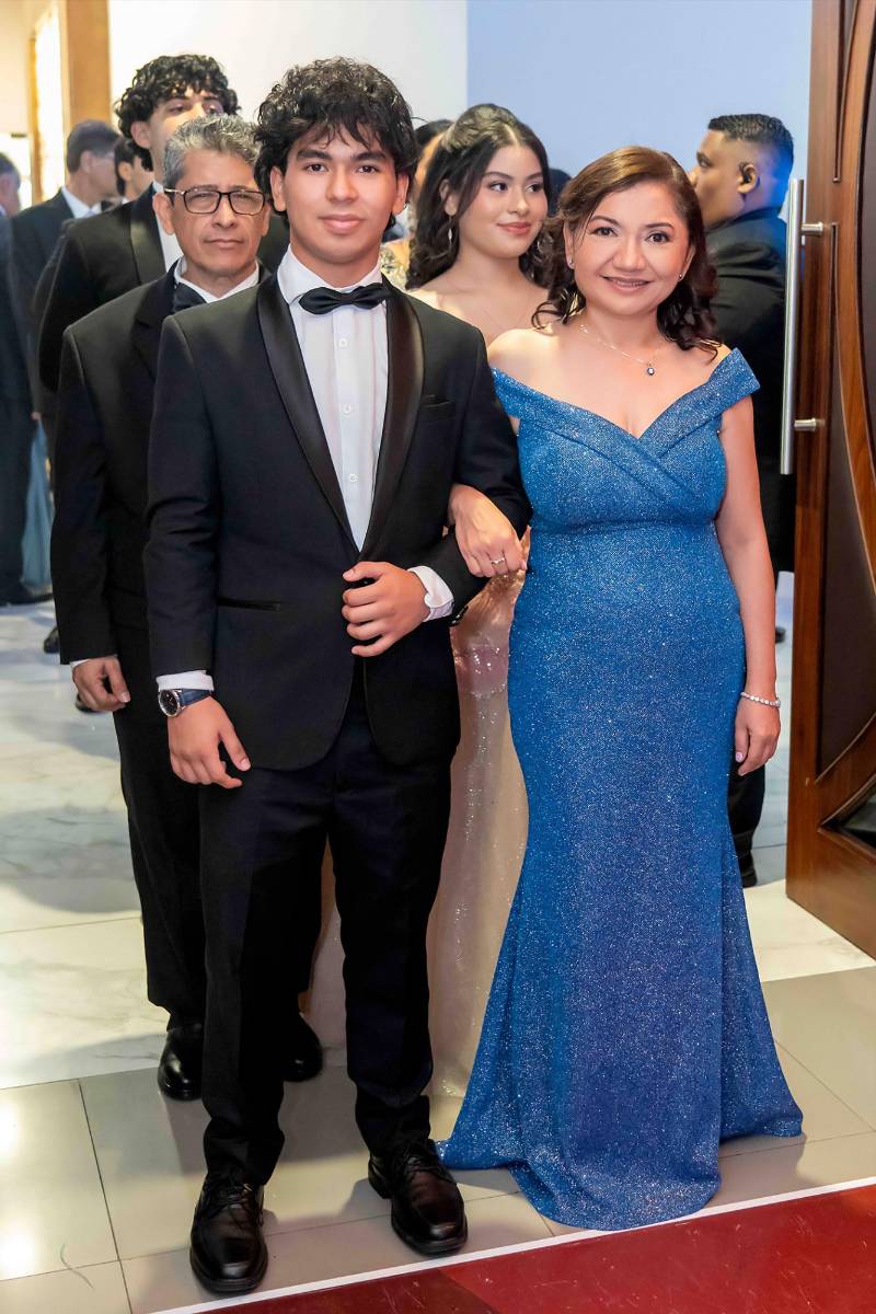 Desfile de Padres e Hijos en la gala de graduación de la Escuela Internacional Sampedrana 2026