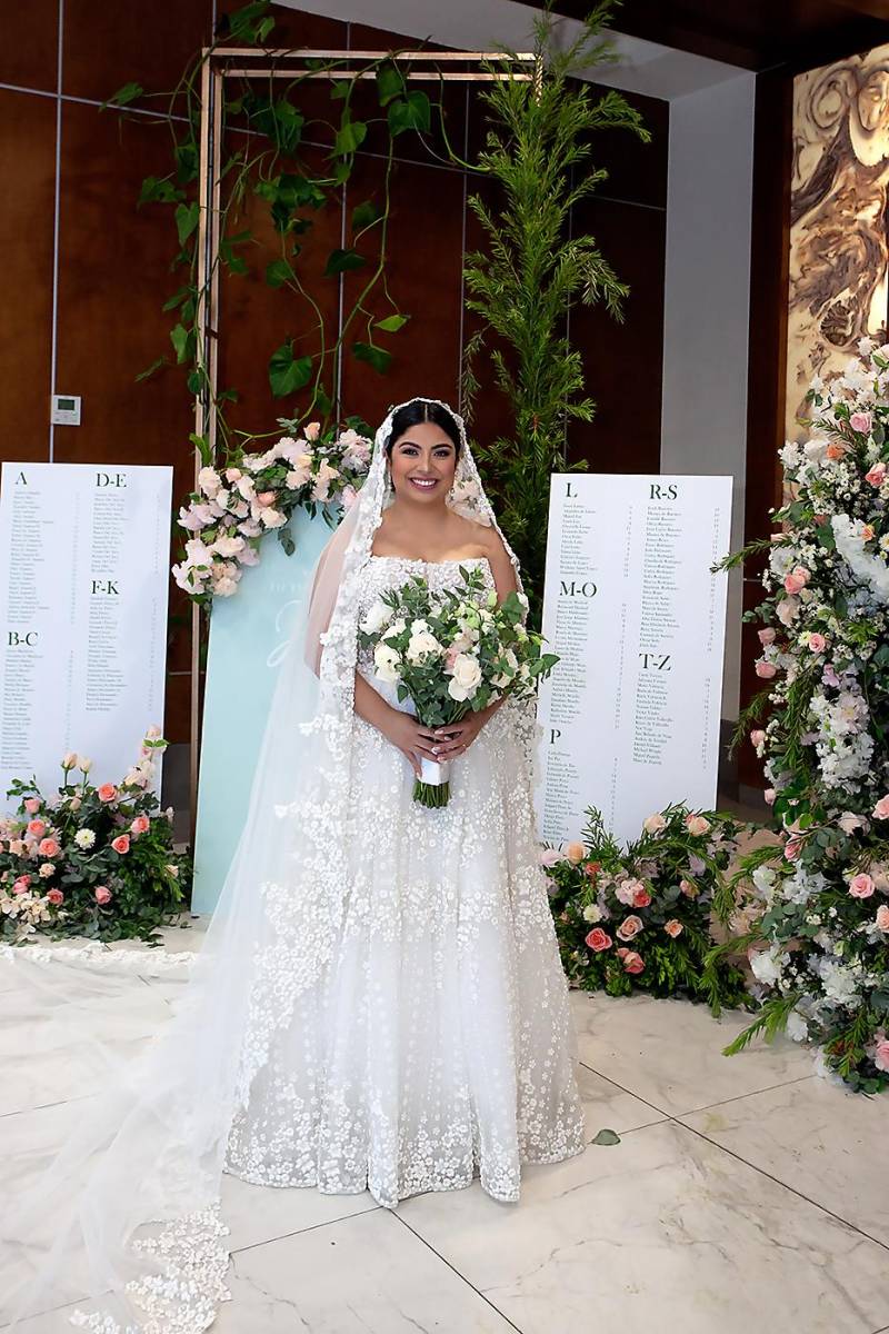 La novia en su delicado y romántico ajuar de lafirma Pronovias Jackeline Del Arca.