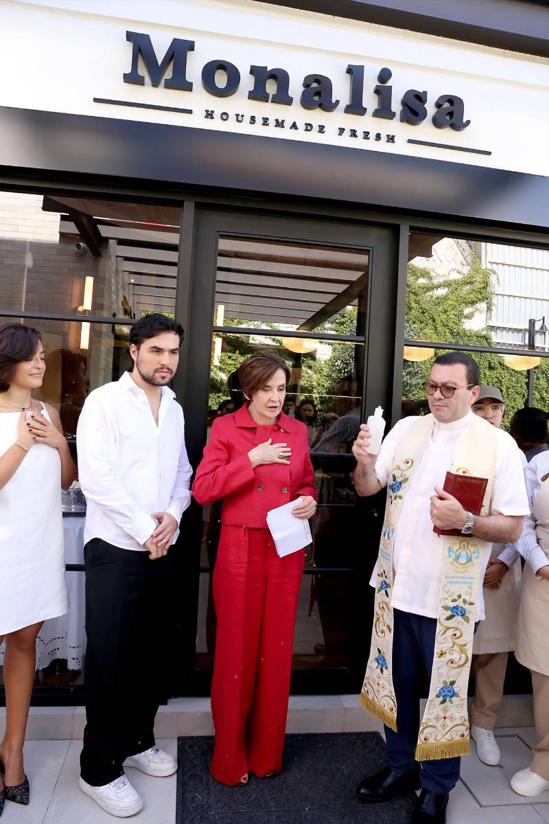 Fue el padre Carlos Magno quien bendijo las instalaciones de Monalisa