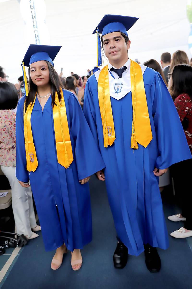 Desfile de graduados en Macris School 2023