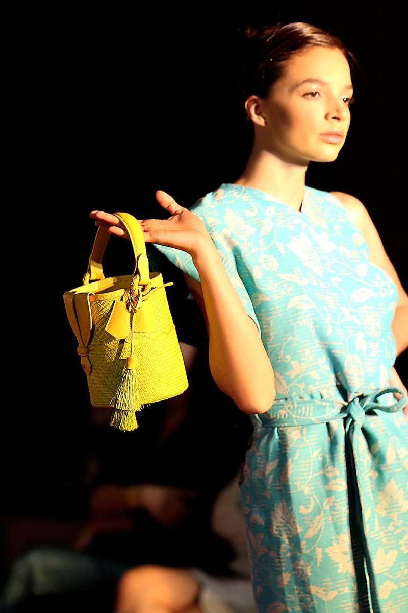 Gian Padilla complementó su pasarela con el Akina bucket bag de la colección Underneath Honduran Skies by Danilo’s