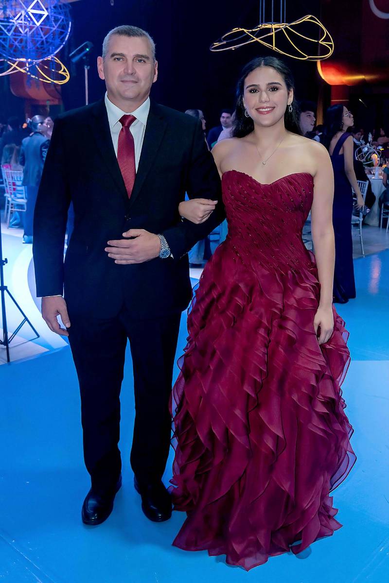 Desfile de Padres e Hijos en la gala de graduación de la Escuela Internacional Sampedrana 2026