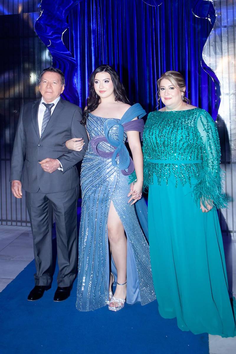 Ivana Gabriela Hernández Cárcamo con sus padres Neptali y Luz de Hernández.