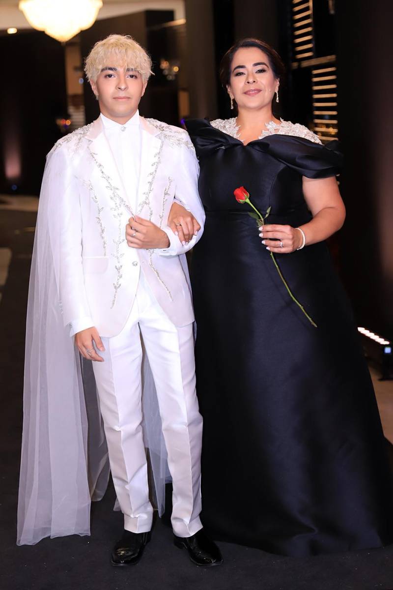 Desfile padres e hijos de la prom 2025 de DelCampo School