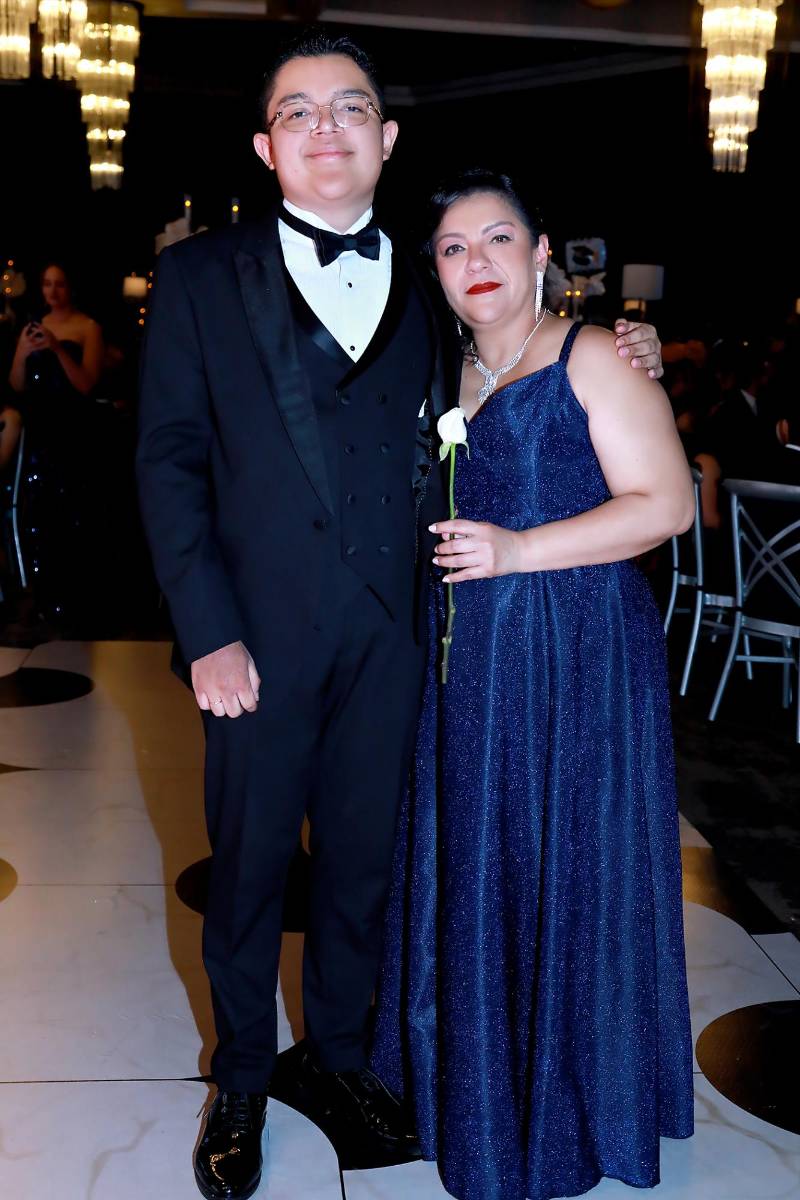 Roberto Álvarez y su madre Katya Martínez. 