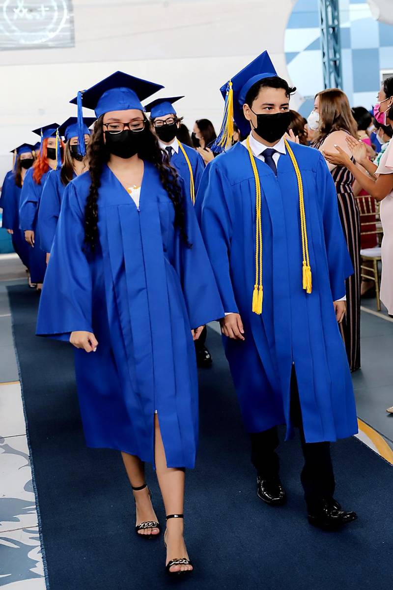 Los seniors 2022 desfilaron sobre una alfombra azul, entre los aplausos de sus padres y autoridades escolares