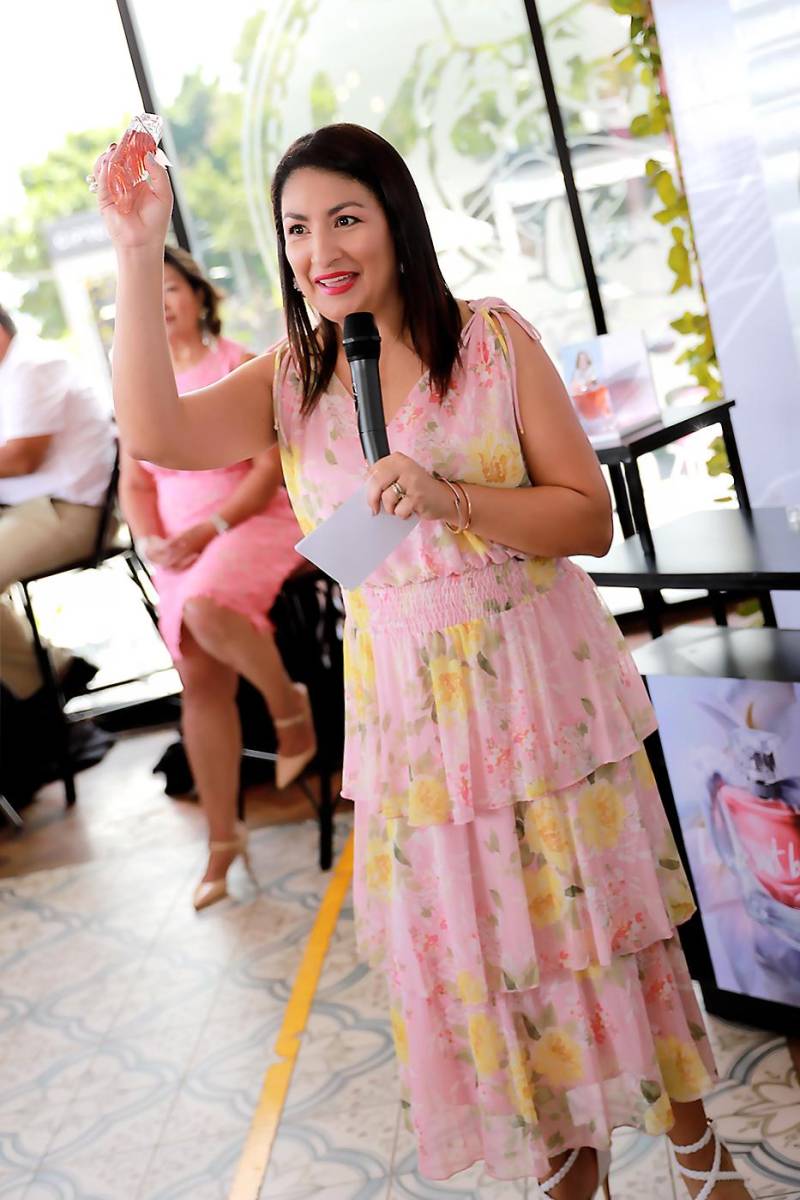Rebeca Chacón, brand manager de Lancome, compartió detalles de la creación y las notas de la nueva fragancia de la familia olfativa floral frutal gourmand 