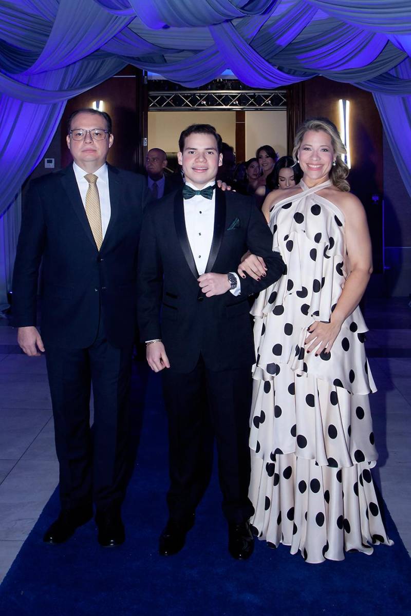 Milton Gabriel Rivera Kattán con sus padres Milton y Evelyn.